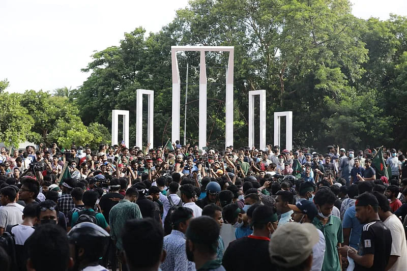 Protesters demanding reform in quota system gathered at the central Shahed Minar on Dhaka University campus.